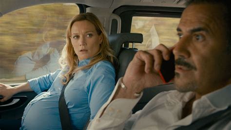 L'allegra famiglia si trova bordo di una bella automobile nuova e super tecnologica. Una famiglia senza freni - Film in Streaming ...