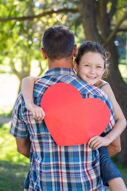 Padre E Hija Abrazándose En El Parque Foto Premium