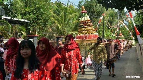 Gunungan Hasil Bumi Yang Menjadi Simbol Kemakmuran Dan Keberkahan