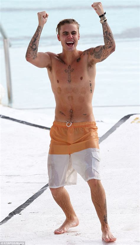 Justin Bieber Floats In Fresh Water Pool Ahead Of Hillsong Prayer Meeting Daily Mail Online