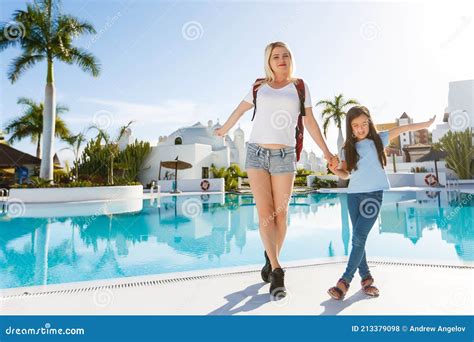 Chica Caminando Con Madre En La Piscina Madre Hija Caminando Por La