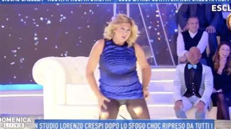 Nadia Rinaldi fa vedere l intimo in tv è ipnotizzata sconcerto della D Urso