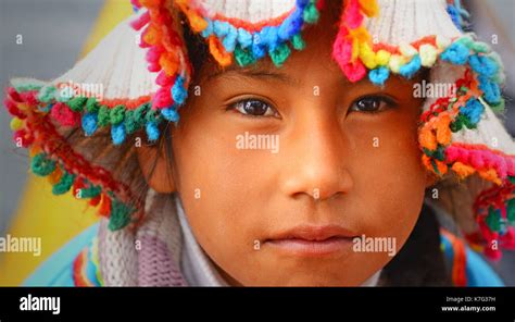 niña peruana sonriendo a la cámara fotografías e imágenes de alta resolución alamy