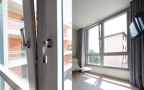 Fenêtre oscillo-battante / en bois / en aluminium / à quadruple vitrage ...