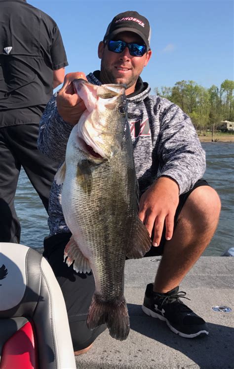 Several marinas near lake fork's lakefront cabins, including the minnow bucket marina and pope's landing marina, offer a place to lodge your boat or rent one. Lake Fork guide Lee Livesay catching big bass | Lake fork ...