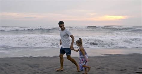 Un Padre Corriendo Con Su Hija En La Arena De La Playa · Vídeos De