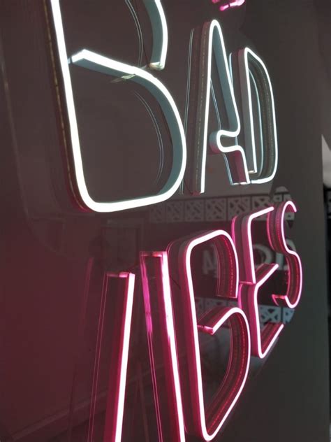 Placa Luminosa Neon Led No Bad Vibes Frete Grátis
