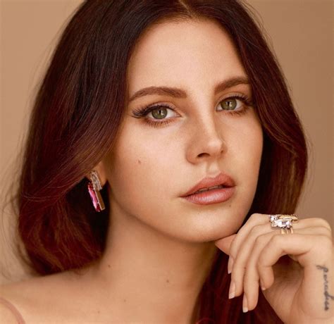 Desde hace muchísimos años atrás que daisy may queen decidió cambiar su estilo de vida y dio un giro radical al mudarse a india, especialmente a rishikesh. Lana del Rey te invita a su cumpleaños | Actualidad | LOS40