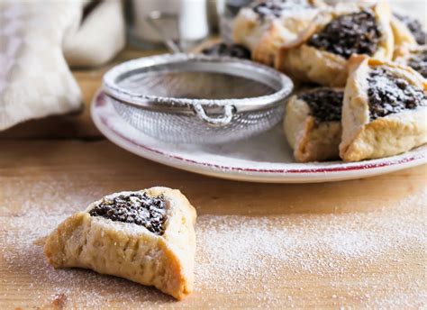 I biscotti con l'uvetta sono dei semplici frollini senza burro piuttosto morbidi da gustare a colazione o a merenda in alternativa ai più classici con le gocce di cioccolato. I biscotti con fichi e uvetta per la colazione | Gustoblog