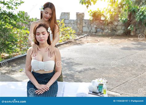 Massaggio Al Seno Bella E Sexy Ragazza Asiatica In Abito Bianco Che