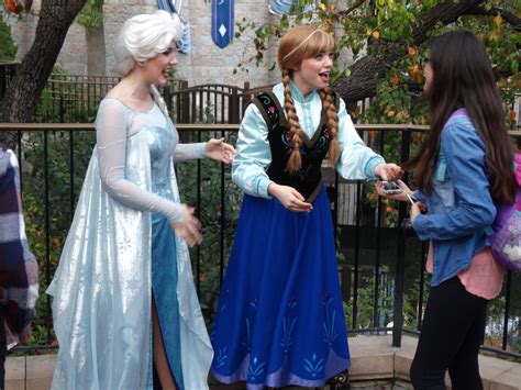 Video Anna And Elsa Meet And Greet Outside In Fantasy Faire At Disneyland For The First Time