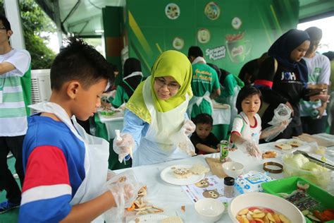 The crowd arrived at the venue as early as 6am to partake in various activities including. Penonton: MILO® Malaysia Breakfast Day 2017 closes with ...