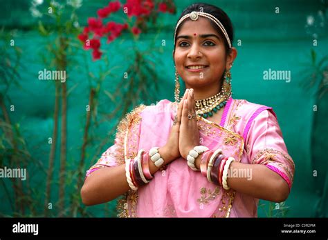 Ein Indisches Mädchen Gruß Namaste Stockfotografie Alamy
