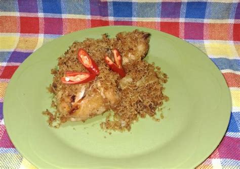 Bahan ayam goreng untuk penyajiannya letakkan ayam pada wadah atau piring, kemudian taburkan kelapa sangrai di atas ayam, dan aduk hingga serundeng melumuri ayam. Resep Ayam goreng serundeng kelapa (praktis) oleh Santhywi Priyanto - Cookpad