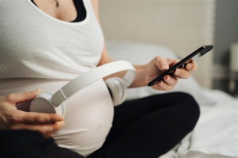 Hermosa Mujer Embarazada Tocando Música Con Auriculares En Su Vientre