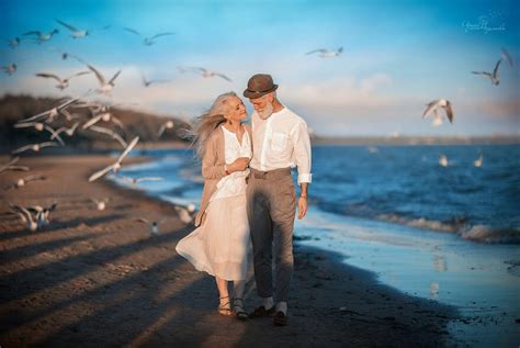 heartwarming pictures of beautiful elderly couple prove that love has no age limit