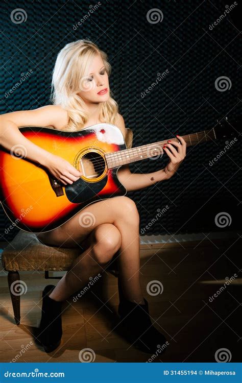 Musicista Nudo Donna Con La Chitarra Di Acustic Fotografia Stock Immagine Di Biondo