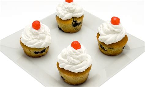 Inserire i frutti di bosco e i lamponi appena infarinati (così non vanno a fondo ) riempire i pirottini di carta per 2/3 con il composto e dopo averli messi negli appositi stampi da forno. Ricetta Muffin ai frutti di bosco con Dolceneve e ciliegie ...