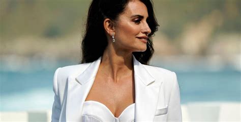 the yoga exercise that penelope cruz practices to stay in shape at 46 koko move