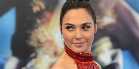 Gal Gadot Just Gave Us Our First Look At Her Wonder Woman 2 Costume Gal Gadot Wonder Woman