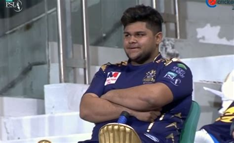 Azam Khan Son Of Moin Khan Completes Run With Inverted Bat In Psl