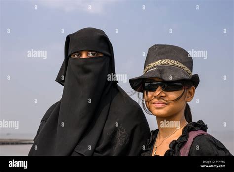 Ojos De Mujer Musulmana Fotografías E Imágenes De Alta Resolución Alamy