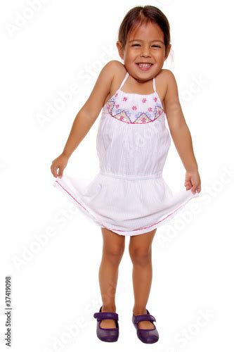 Petite Fille Coquine Qui Lève Sa Robe Pour Danser Photo Libre De