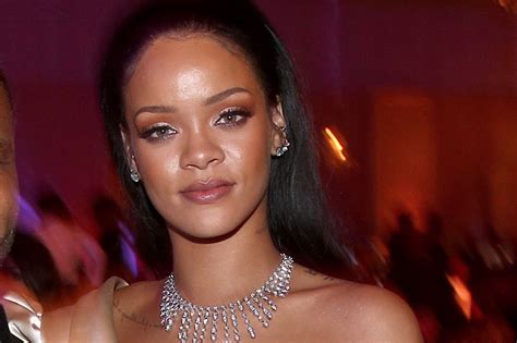 rihanna stunned by fan s singing of fourfiveseconds on anti tour [video]
