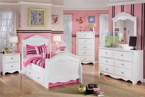 Yessir… this small trendy girls' room looks very pretty with the printed shades and the colorful bed linen. 2 Best Girls Bedroom Furniture Themes | Home Interiors