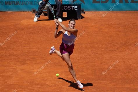 Madrid España de mayo de Partido de tenis entre Mirra Andreeva y Aryna Sabalenka en el