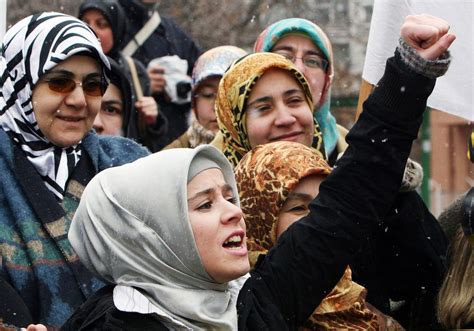 Bandiera dei talebani usata tra il 1997 e il 2001.la scritta, in arabo, riporta il tawḥīd. L'istruzione non bastaalle donne nei Paesi islamici | La ...