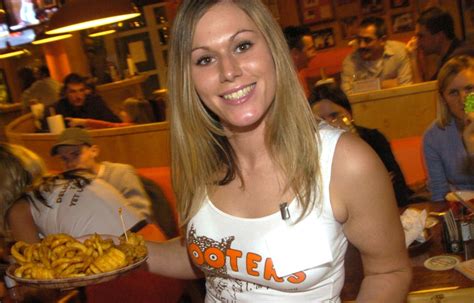 Hooters Once Had An Airline And 5 Other Facts About The Restaurant