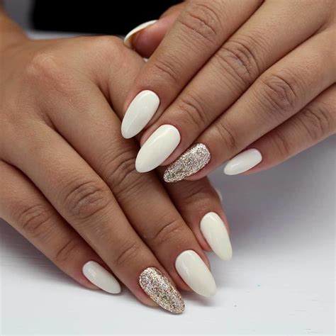 Hoy te quiero mostrar más de 90 hermosos diseños de uñas blancas decoradas en diferentes tonos y combinaciones. Uñas blancas 2020 - Blogmujeres.com