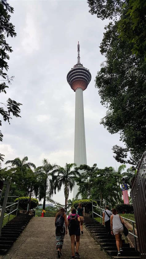 Menara kuala lumpur tower is a communications tower in kuala lumpur, malaysia. Menara KL Tower, Kuala Lumpur, Malásia | Viaje Comigo