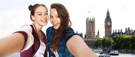 Chicas Adolescentes Felices Tomando Selfie En Londres Fotografía De
