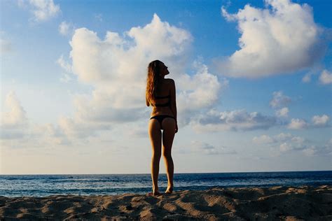 Wallpaper Sinar Matahari Wanita Berambut Pirang Matahari Terbenam Laut Pantai Pasir