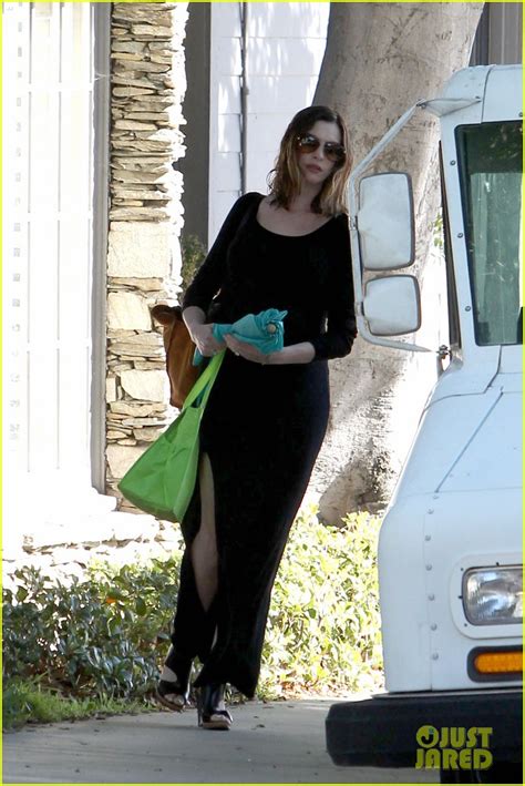 Pregnant Anne Hathaway Debuts New Blonder Hair Photo 3575000 Anne