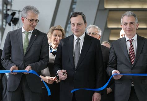 Provincial italian hospital overrun by virus variant. Bild zu: EZB-Präsident Mario Draghi im Porträt: Herr im ...