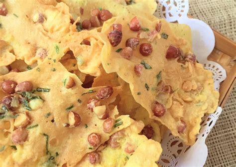 Masukan semua bahan tambahkan air dikit demi sedikit,aduk sampe rata & tidak menggumpal Resep Peyek Kacang Tanah Rumahan - Minyak Goreng Sunco