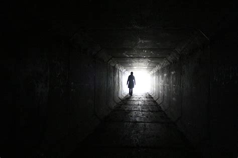 รูปภาพ ชาย ภาพเงา ที่เดิน เบา กลางคืน หนี ในเมือง คนเดียว