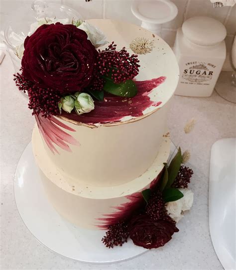 Stylish And Elegant Cake For Women Cake With Fresh Flowers
