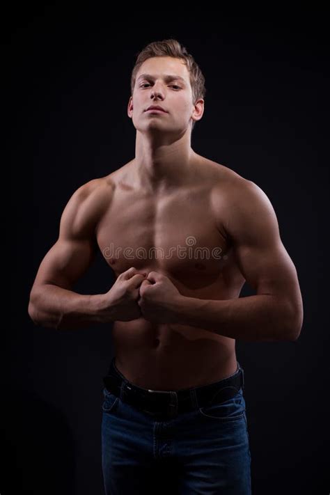 Jeune Homme Nu Sexy De Muscle Posant Dans Des Jeans Image Stock Image