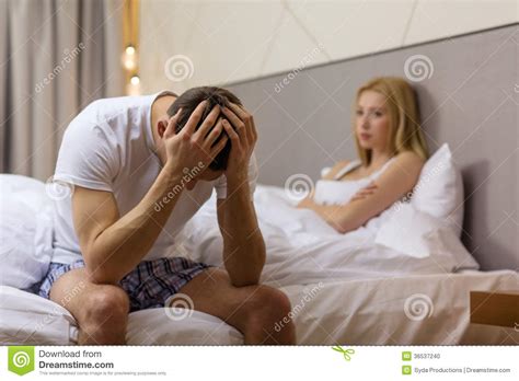 Man Zitting Op Het Bed Met Vrouw Op De Rug Stock Foto