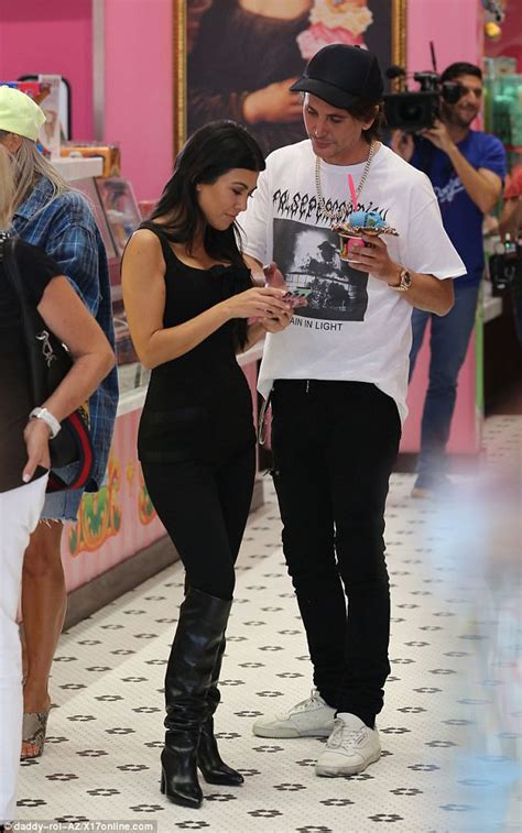 Kim And Kourtney Kardashian Get Ice Cream On Hot LA Day Daily Mail Online