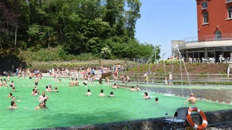 / dʊr / (usually of a person's appearance or manner) unfriendly, unhappy, and very serious: La piscine de Dour ouvre ce week-end