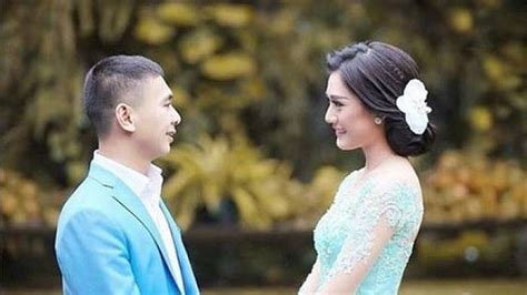 Seolah tak cukup bukti, kapten vincent kembali mengunggah sebuah foto yang ia duga sebagai bukti perselingkuhan. Resmi Jadi Suami Istri, Raditya Dika dan Anissa Aziza ...