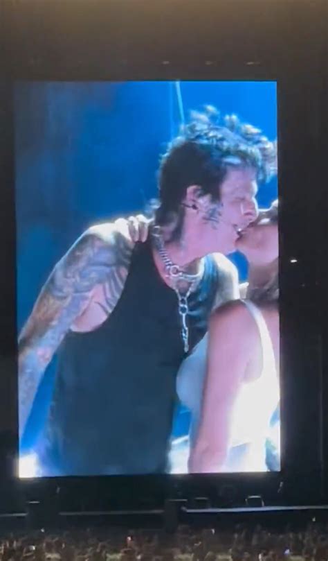 ny post tommy lee s wife brittany furlan flashes her breasts to crowd mid mötley crüe concert