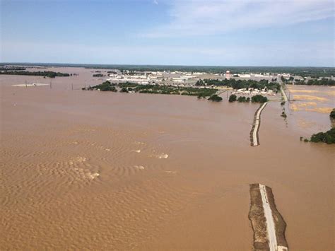 Levee Fails In Arkansas As Flooding Threatens South Midwest Cbs News