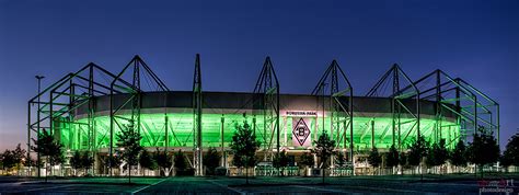 Der borussia park ist seit juli 2014 das stadion von borussia mönchengladbach und gehört mit knapp 54.000 verfügbaren plätzen zu den zehn größten stadien des landes. Borussia Park Foto & Bild | Motive, Architektur bei Nacht ...