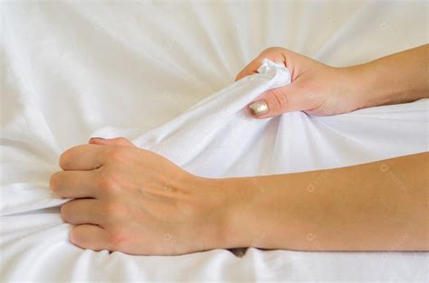 orgasmo de sinal de mão de mulher na cama branca mão de mulher puxando [download] designi